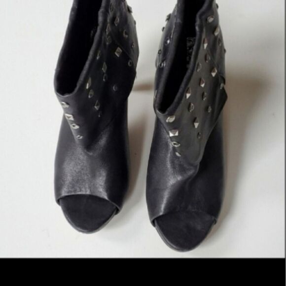 7.5 VINCE CAMUTO STUDDED BLACK LEATHER PEEP CUFFED HEELED BOOTS BOOTIES 7 - Picture 7 of 8